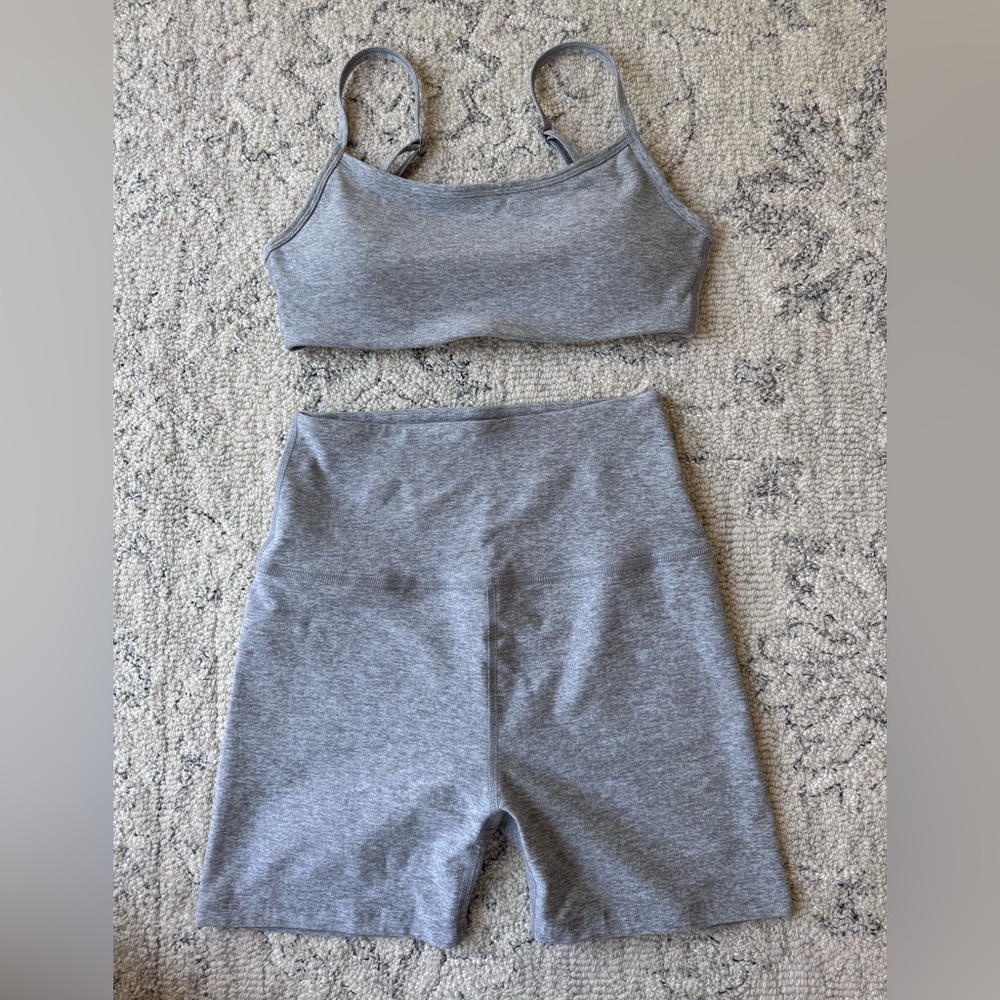 Beyond Yoga 🤍🤍 SpaceDye Forever Bra and Keep Pace 5” Short — Silver Mist